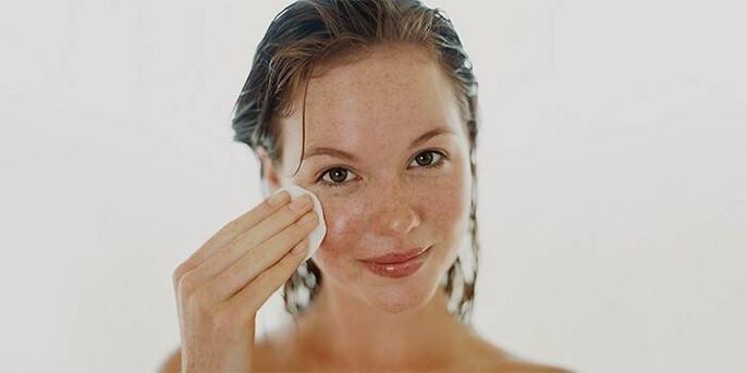 appliquer l'huile sur la peau du visage pour le rajeunissement