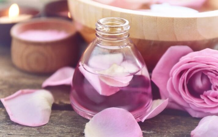 Lotion avec des pétales de rose